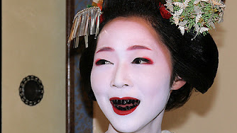 Картинка: Зачем японки чернили себе зубы?