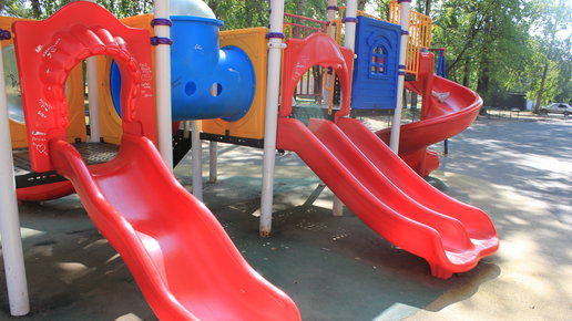 Картинка: Детская площадка в Козьем парке: 56 разбитых ступенек  и сломанные горки