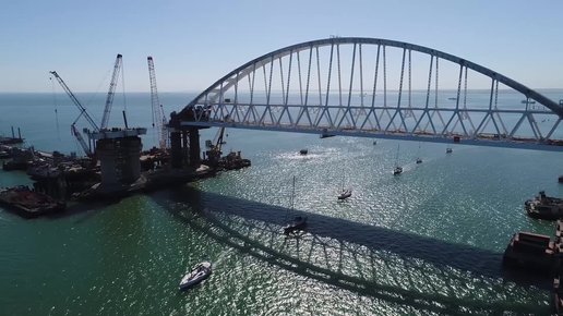 Картинка: Крымский мост мешает проходу украинским торговым кораблям
