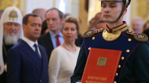Картинка: Д. Медведев о том, что Конституция вымучена и написана кровью...
