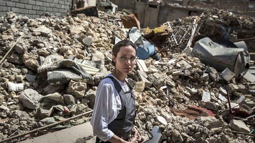 Картинка: Анджелина Джоли посетила разрушенный город Мосул. Видео