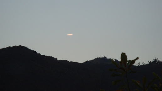 Картинка: В южном Тироле засняли посадку НЛО в горах. Получилось видео хорошего качества.