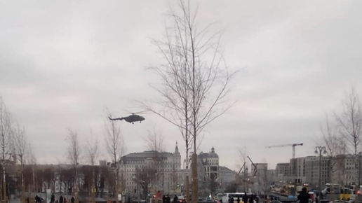Картинка: Вертолеты над Кремлем, а город подумал, а это всего лишь ученья идут