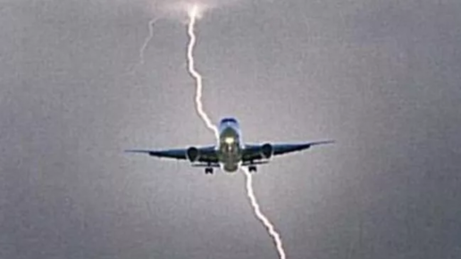 Картинка: Как не врезаться в молнию в полете? Отвечает пилот самолета.