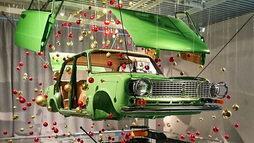 Картинка: В музее автомобилей сделали новогоднее украшение из «Копейки»