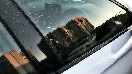 Картинка: Хотел предупредить автомобилиста, чтобы он стекло закрыл, но тот не понял, поэтому его залила поливочная машина