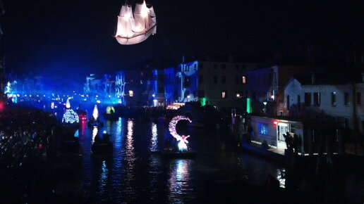 Картинка: Над Венецией взошли сразу 10 лун или на карнавале назвали виновного в бедах города на воде