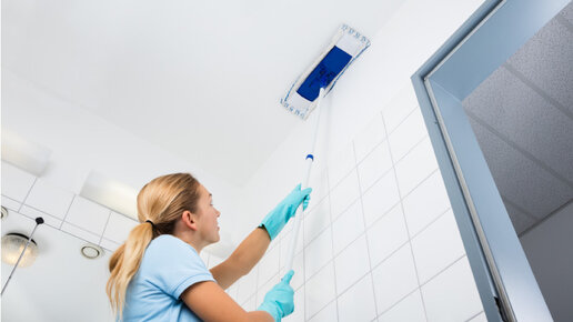Картинка: Можно ли мыть натяжные потолки и как это делать?