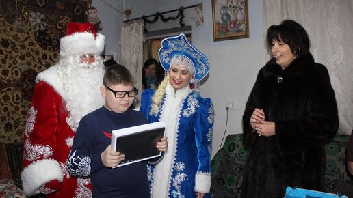 Картинка: Юным жителям Центрального округа Краснодара с ограниченными возможностями вручили новогодние подарки