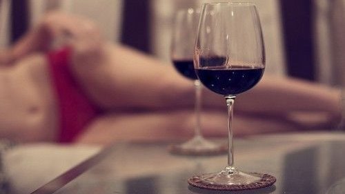 Картинка: Доказано: два бокала вина перед сном помогают похудеть