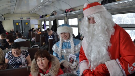Картинка: Пассажиров омских пригородных поездов с Новым годом поздравят Дед Мороз и Снегурочка