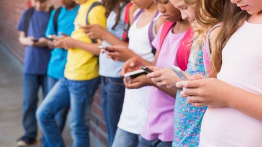 Картинка: Родители жалуются, что учителя отбирают у детей мобильные телефоны