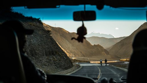 Картинка: Путешествие на велосипедах к подножию Эвереста