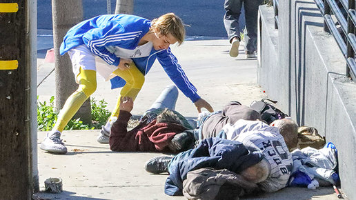 Картинка: Разговоры по душам: Джастин Бибер пообщался с бездомными и угостил их водой во время прогулки в Лос-Анджелесе