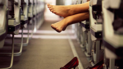 Картинка: Почему не стоит ходить по самолету без обуви
