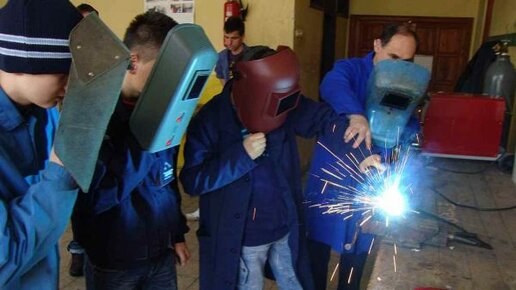 Картинка: Более половины девятиклассников в 2018 году выбрали среднее профессиональное образование