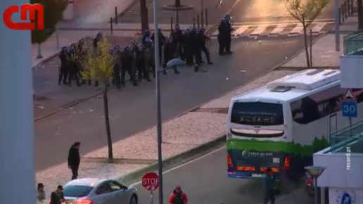Картинка: Шестеро полицейских ранены в столкновениях с фанатами португальской 