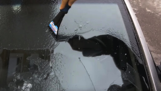 Картинка: Почему не стоит убирать лёд со стекол автомобиля скребком?