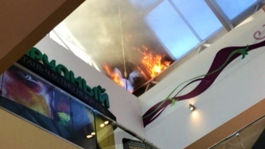 Картинка: Пожар в самом большом торговом центре Томска