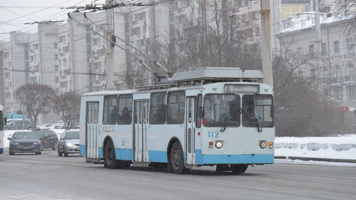 Картинка: Из-за ремонта лопнувшей трубы в центре Екатеринбурга закроют движение троллейбусов