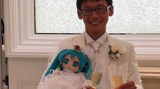 Картинка: Японец поженился на виртуальной анимешной певице