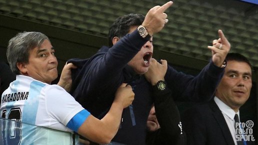 Картинка: Марадону под руки увели с матча Аргентины