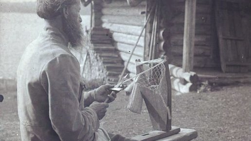 Картинка: Старинные инструменты для вязания рыболовных сетей