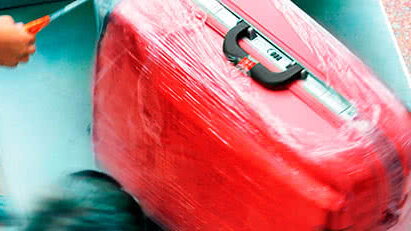 Картинка: Почему в аэропорту нужно упаковывать чемодан в плёнку?