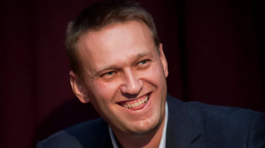 Картинка: Навальный работает на Кремль?  Почему власть так мягка с Алексеем?