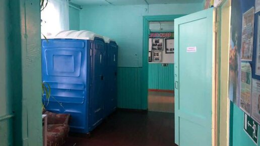 Картинка: В сибирской школе установили неработающие биотуалеты. Дети по-прежнему вынуждены выходить на улицу