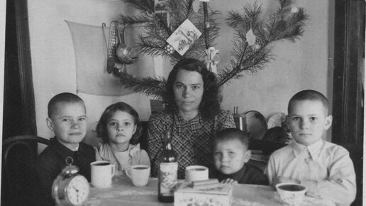 Картинка: Мандарины, шампанское и «Боржоми»: как выглядели новогодние столы жителей СССР