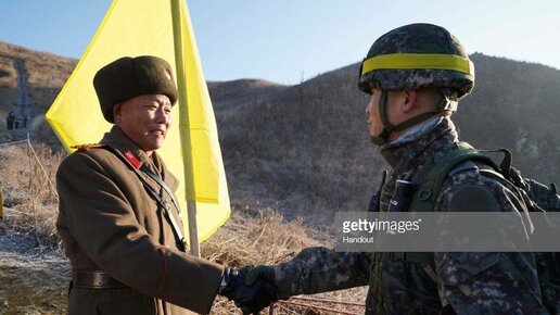 Картинка: Это войдет в историю: солдаты двух Корей встречаются на границе