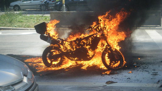 Картинка: Почему не стоит доверять заправку мотоцикла работнику АЗС? У байкера сгорел мотоцикл!