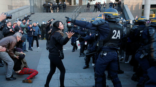Картинка: Русские туристы спасли француза во время беспорядков в Париже