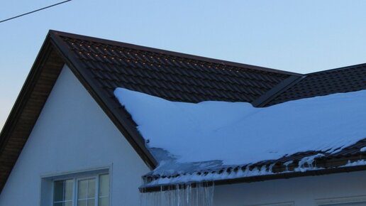 Картинка: Для чего крышу жилого дома перекрывают зимой.