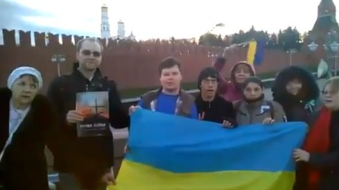 Картинка: В центре Москвы пели гимн незалежной и прокричали приветствие УПА
