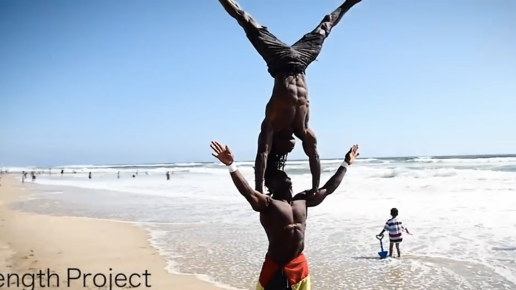 Картинка: Африканские монстры-акробаты на пляже, GIF