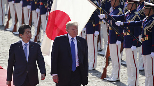 Картинка: Премьер Абэ подчеркивает союз с США, однако это может ухудшить отношения с Россией