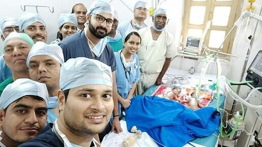 Картинка: Индийские врачи разделили сиамских близнецов