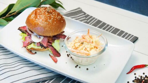 Картинка: Рецепт: Бургер с запечённой говядиной и овощным соусом и салатом коул-слоу