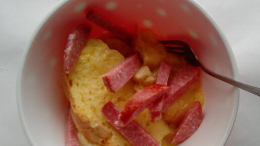 Картинка: Ем сухую колбасу и чёрствый батон.