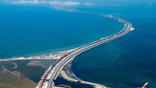 Картинка: Путин открыл Крымский мост за рулем Камаза.  Повод ли это для радости?