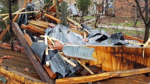 Картинка: В городке Враца (Болгария) порывы ураганного ветра натворили немало бед