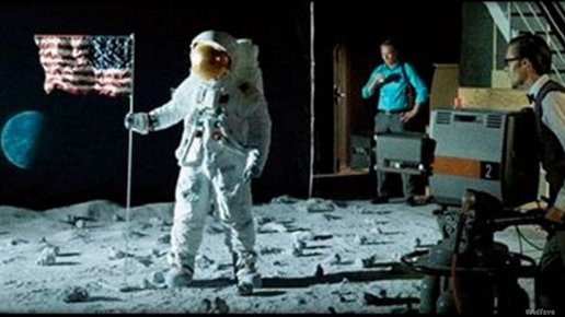 Картинка: Американцы высадились на Луне, но съёмку высадки делали в павильоне.