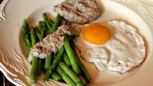 Картинка: Ленивый завтрак выходного дня: яичница со спаржей под ореховым соусом