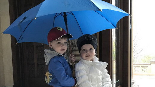 Картинка: «Под зонтом» - новые фото детей Пугачёвой и Галкина
