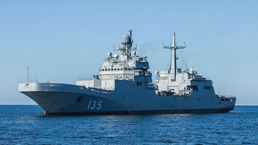 Картинка: На большом десантном корабле проекта 11711 «Иван Грен» поднят Андреевский флаг, корабль включен в состав ВМФ России