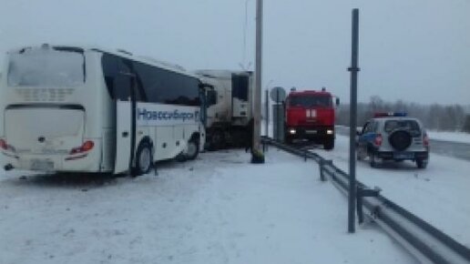 Картинка: На трассе в Новосибирской области рейсовый автобус врезался в грузовик