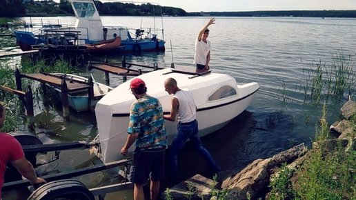 Картинка: Первый спуск самодельной яхты на воду!