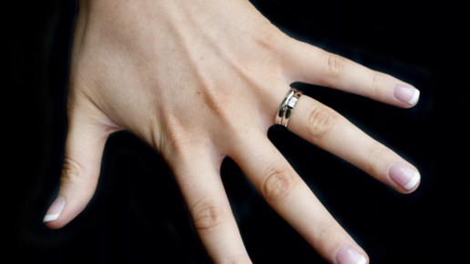 Картинка: Как снять кольцо или перстень с отекшего пальца самостоятельно, без помощи медиков